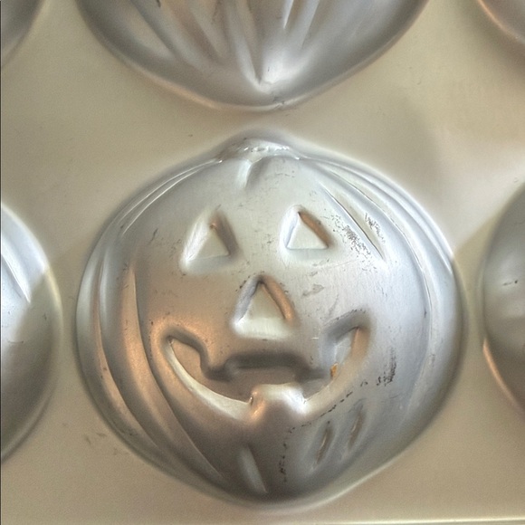 Wilton Metallic Pumpkin Cakelet Pan - Picture 4 of 5